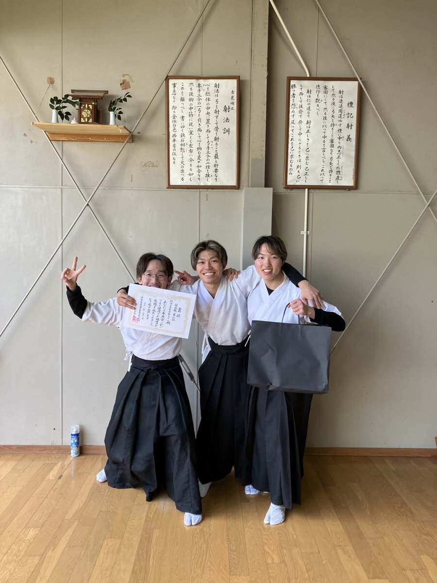 kuramoto910's tweet photo. 2/28に全学戦が行われました。
結果は…🎯🏹

団体戦
3位🥉　徳島大学医学部Aチーム

個人戦
男子
優勝🏆　松田さん

女子
優勝🏆　福田さん
準優勝🥈　白井さん
3位🥉　足立さん

でした✨
おめでとうございます🎉 https://t.co/yXMm6QB8fB