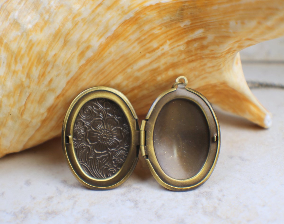 charsfavorite's tweet image. Unlock memories with the exquisite Oval Red Dragons Breath Photo Locket for just $35. Keep your cherished moments close and stylish. Elevate your accessory game! #JewelryDesign #MemorableMoments

Shop Now charsfavoritethings.com/products/8oval…