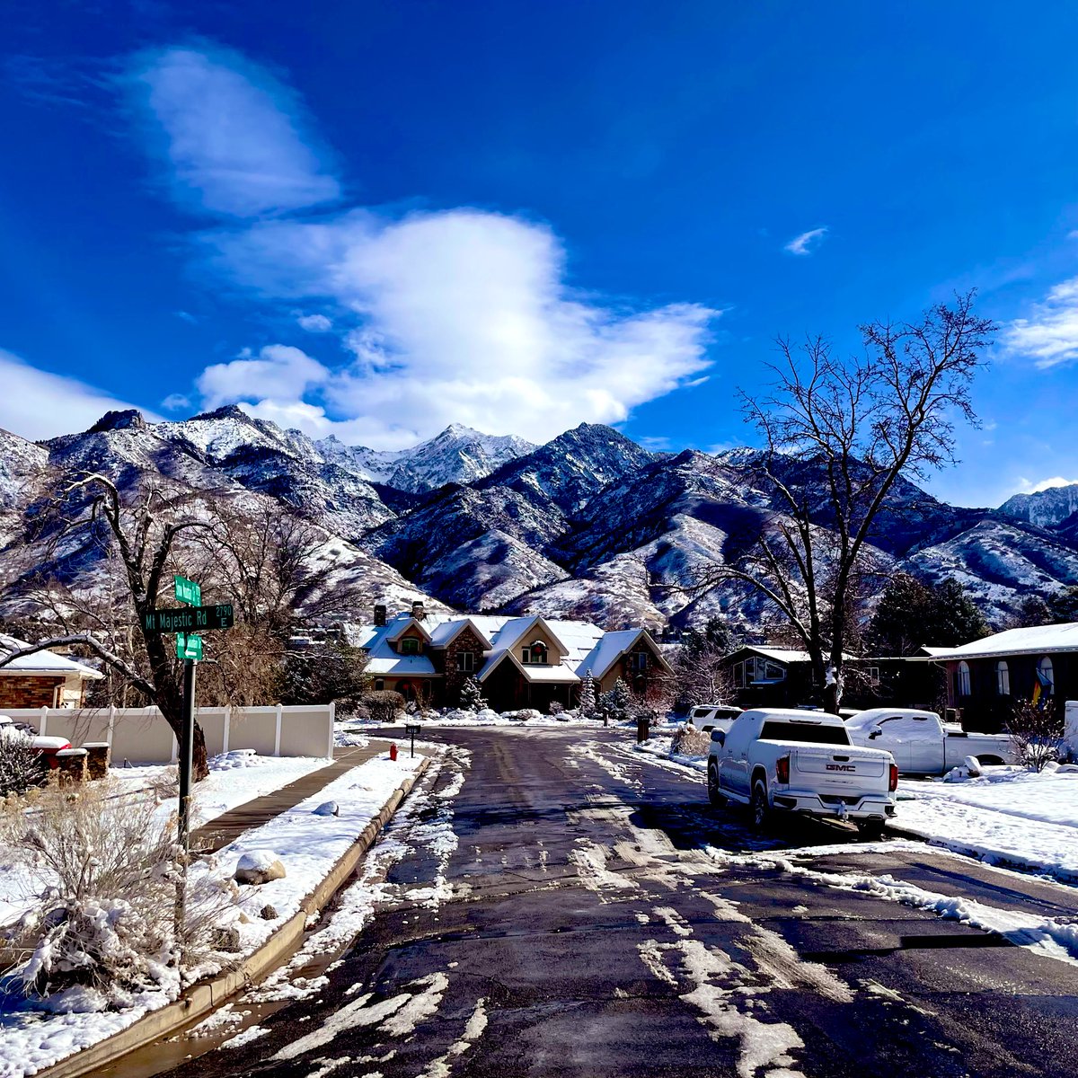 LoreleiEllen's tweet photo. Blue skies smiling at you from Utah!
🗻💙☁️🗻
#Utah
#WasatchFront https://t.co/uJiZvc7wHS
