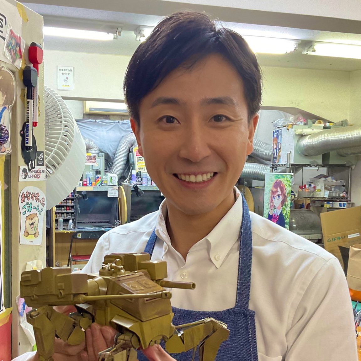higuchi_takaaki's tweet photo. 秋葉原。コレやってみたいけど…と、迷う初心者に実は優しい。知識経験を惜しみなく教えてくれる人がいる。この街が好きで仕事にする人は、そういう方が多い気がします。

写真は、ロケットモデルズの多脚戦車✖︎初エアスプレーを終えた様子。自分の手でも制作、創造、作れるんだ！という喜びです。 https://t.co/mhKRqtzYio