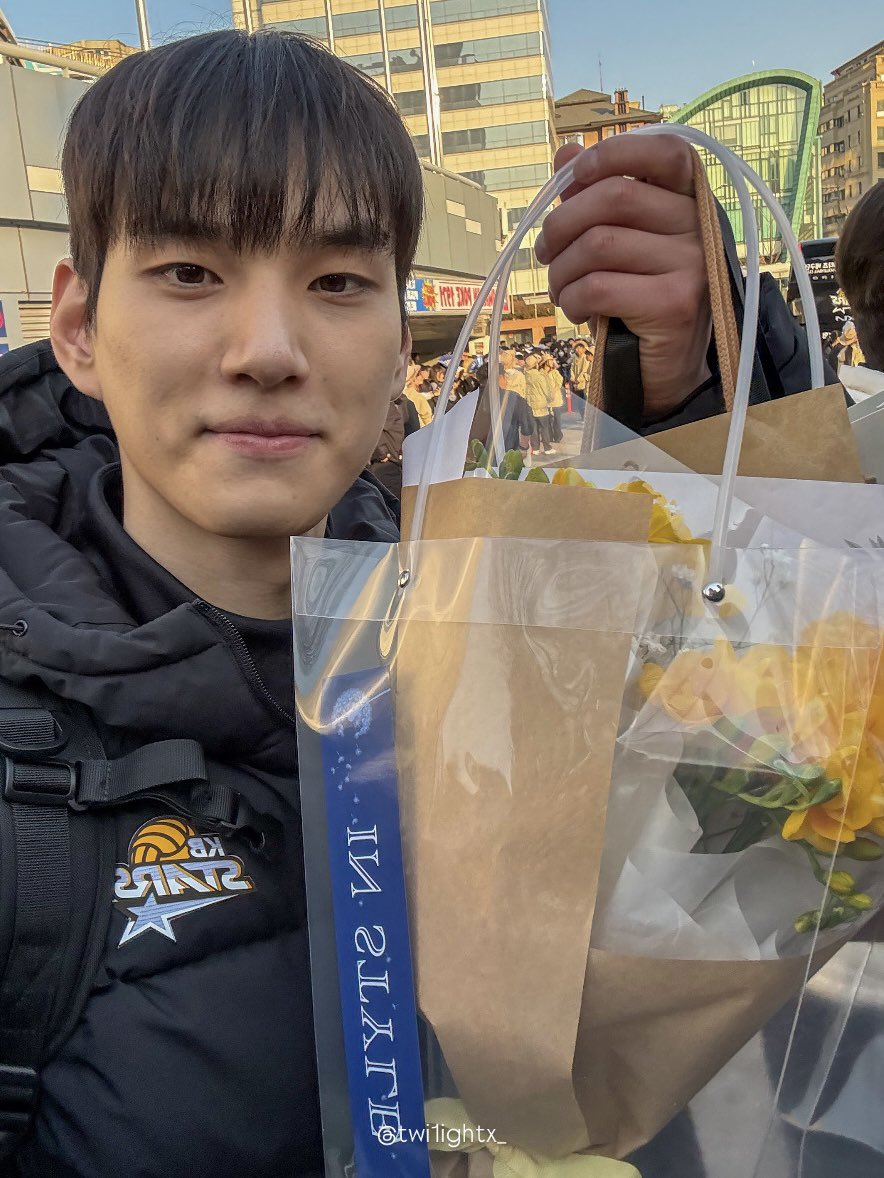 twi1ightx_'s tweet photo. 꽃집 갔는데 성진 선수 있길래 데리고 왔어요 🌻
#임성진 https://t.co/40T1kb36ol