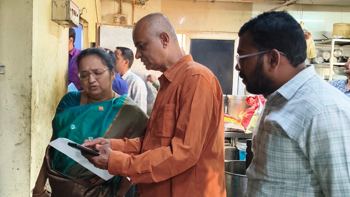 GHMCOnline's tweet image. GHMC Conducts Food Safety Inspections in Secunderabad Zone !!!

Notices Issued to Two Establishments; Strict Action Warned Against Violations

Acting on official directions, the Greater Hyderabad Municipal Corporation (#GHMC) carried out intensive inspections of hotels and food