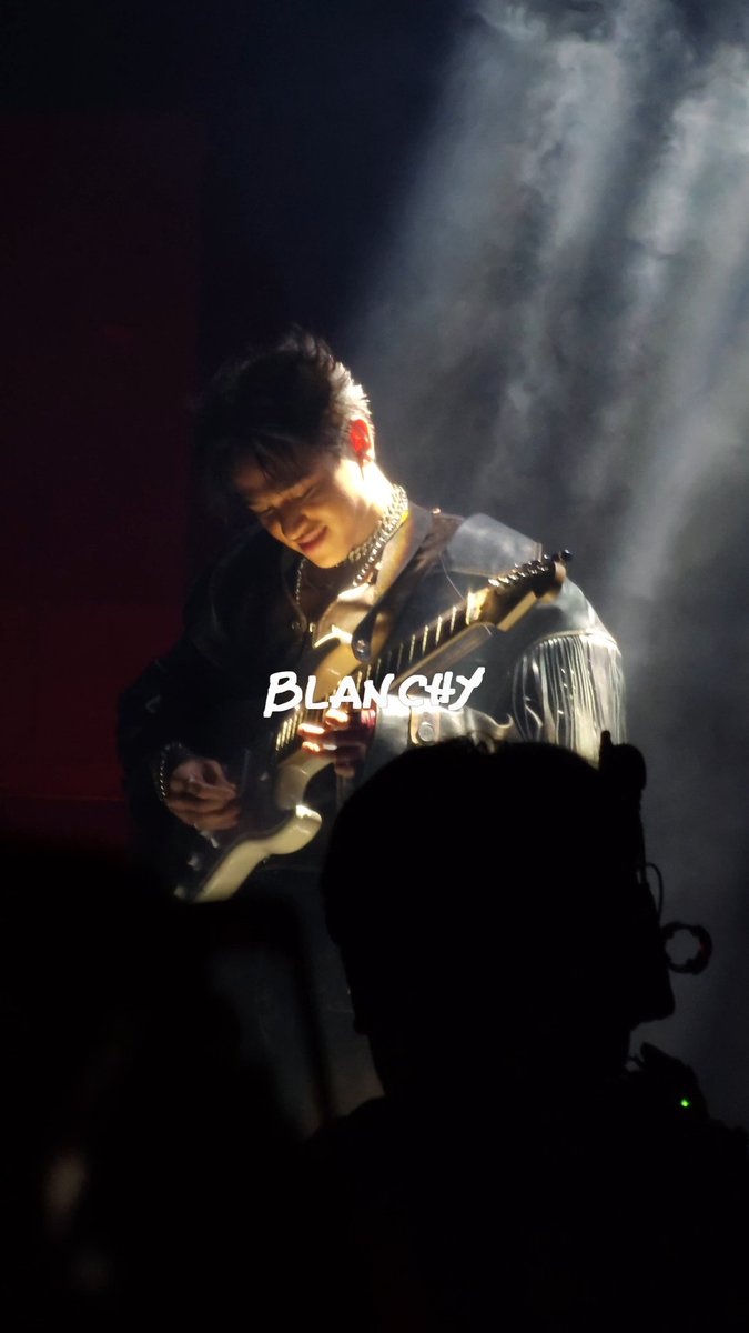 Blanchyyyyy's tweet photo. MY ROCKSTAR JOWA!! AAAAA ⭐️

(feeling non-showbiz gf yarn?) 

VXON KALAWAKAN SA SKYDOME
#VXONKalawakan #VXONFirstConcert #VXON @SamCafranca https://t.co/FrKP4WBsh3