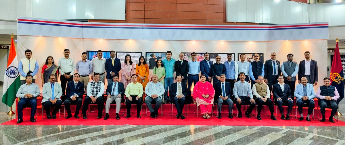 prakashdips's tweet photo. Farewell function of Sh. Sandeep Salunkhe, IPS, DG Human Rights Commission, Sh.Dipesh Juneja, IPS,DG Prosecution &amp; Sh. Satyanarayana Killada , IPS, ADG ACO..
Sh. Rajeev Krishna, IPS, DGP UP felicitated the outgoing Officers..
#UPPoliceFraternity
#PrideinKhaki https://t.co/ixF6hF5Z9C
