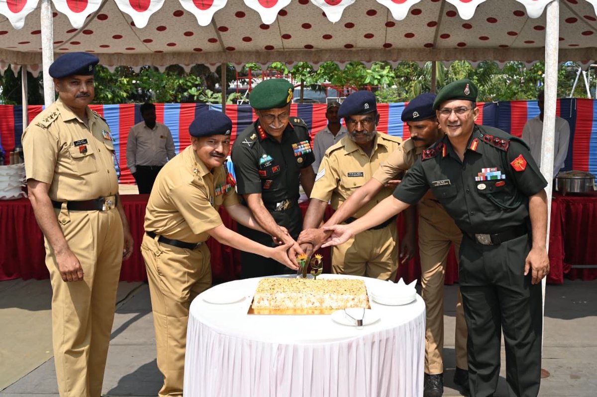 Def_PRO_Chennai's tweet image. On the occasion of 79th Raising Day of Defence Security Corps, Lt Gen V Sreehari, AVSM, SC, SM, General Officer Commanding Dakshin Bharat Area conveyed his best wishes to all Ranks, Veterans &amp;amp; Families of the DSC.

#IndianArmy
#DSC #DefenceSecurityCorps
@IaSouthern @adgpi 

1/3