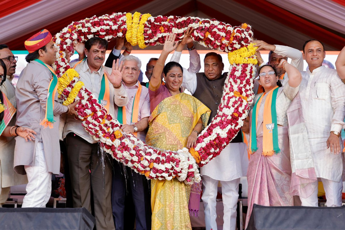 gupta_rekha's tweet photo. आज दक्षिणी दिल्ली लोकसभा में देवतुल्य जनता के बीच उपस्थित होकर सरकार के एक वर्ष का विकास रिपोर्ट कार्ड साझा किया।

पिछले एक वर्ष में हमारी सरकार ने माननीय प्रधानमंत्री श्री @narendramodi जी के सबका साथ, सबका विकास के संकल्प को जमीन पर उतारते हुए दिल्ली में सेवा, सुशासन और विकास को अपना मिशन बनाया है।

इस एक वर्ष में हमारी सरकार ने दक्षिणी दिल्ली लोकसभा सहित पूरी दिल्ली को विकास की मुख्यधारा से जोड़कर विकसित दिल्ली की नींव रखी है।

इस अवसर पर सांसद श्री रामवीर सिंह बिधूड़ी जी, श्री योगेन्द्र चांदोलिया जी, विधायक श्री कैलाश गहलोत जी, श्री कुलदीप सोलंकी जी, श्री करतार सिंह तंवर जी, श्री चंदन चौधरी जी, पूर्व सांसद श्री रमेश बिधूड़ी जी, जिला अध्यक्ष श्रीमती माया सिंह बिष्ट जी, श्री रविंद्र सोलंकी जी, पूर्व राष्ट्रीय महामंत्री श्री अनिल जैन जी, जनप्रतिनिधि, पदाधिकारी सहित बड़ी संख्या में क्षेत्रीय नागरिकों की गरिमामयी उपस्थिति रही।

@RamvirBidhuri 
@yogenderchando1 

#EkSaalVikasKa
#MissionViksitDelhi