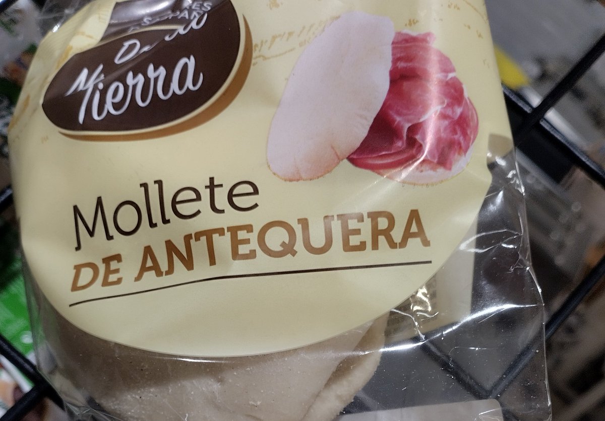 Hoy he desayunado a tu salud <a href="/_MaluOficial_/">Malú</a> este mollete antequerano con aceitito y jamón que sé que tanto te gusta pedir cuando vienes por aquí feliz día reina 💚🤍💚