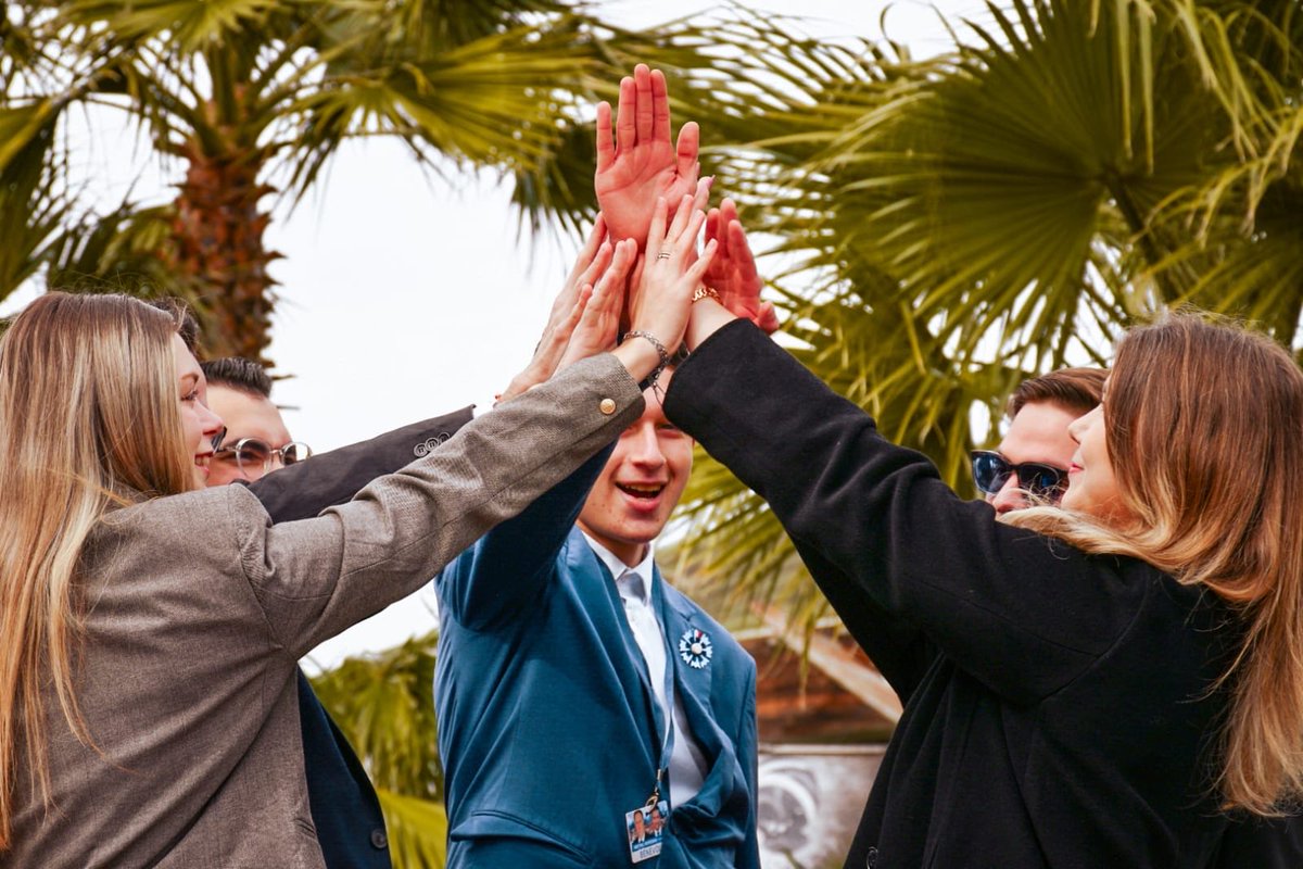 🔵 Comme toujours, les militants du RNJ se mobilisent cet après midi à #Perpignan pour le meeting de soutien à Louis Aliot avec Jordan Bardella !

Nous vous attendons nombreux ici au Palais des Expositions ! 🇫🇷