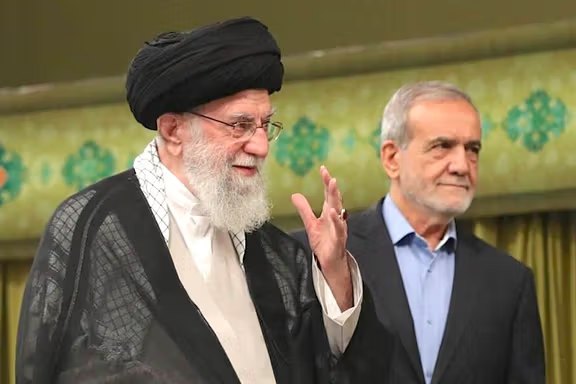 SMSSomaliTV1's tweet image. "Iran’s #Foreign Minister Abbas Araghchi stated that Iran’s President Masoud Pezeshkian and Supreme Leader Ali Khamenei are alive, denying circulating reports regarding their #safety.