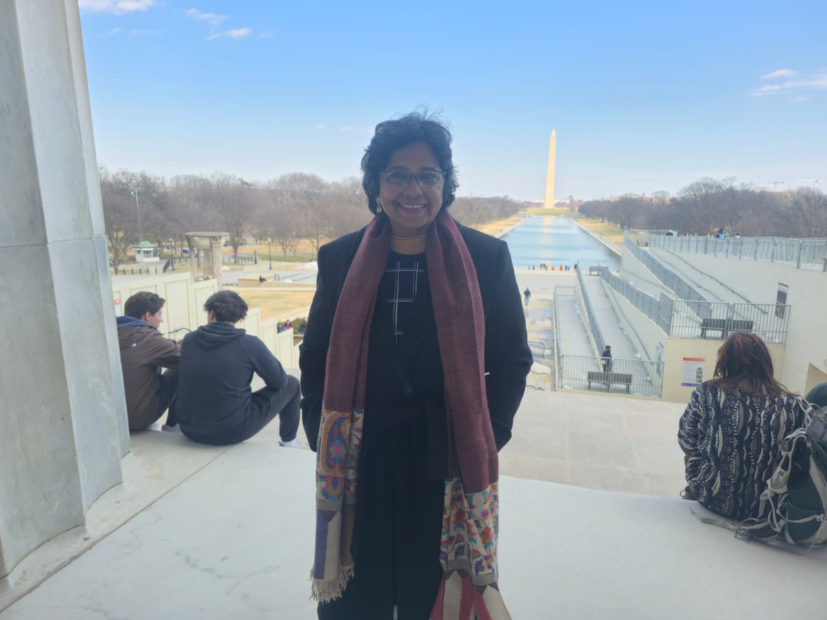 📍वॉशिंगटन डी.सी.
अमेरिका के 16वें राष्ट्रपति अब्राहम लिंकन के मेमोरियल का भ्रमण अत्यंत प्रेरणादायक और ऐतिहासिक अनुभूति से भर देने वाला रहा। विशाल स्तंभों से सुसज्जित यह स्मारक उस महान नेता की स्मृति को समर्पित है, जिसने देश को एकता, समानता और लोकतंत्र के मूल्यों से सशक्त किया।