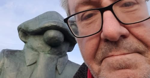 PaulBrazill's tweet photo. #mytown #comics #andycapp #hartlepool: With Andy Capp at Hartlepool Headland , by @PaulBrazill https://t.co/quAbX08QaX https://t.co/8jMJQSwFVk