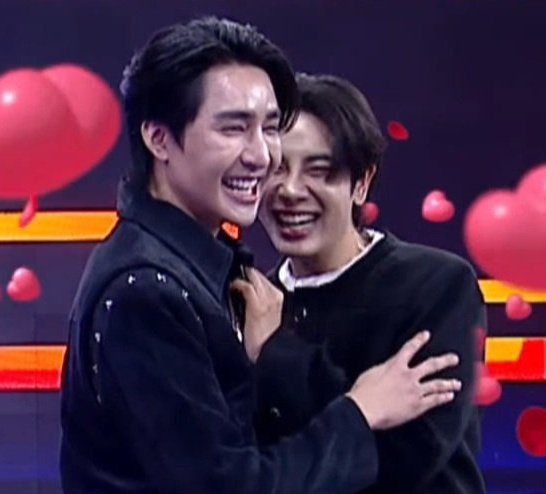 mixlucu's tweet photo. mix sahaphap trying to hide his face on earth's shoulder everytime hes getting shy needs to be studied actually https://t.co/pqHqYMuuxZ