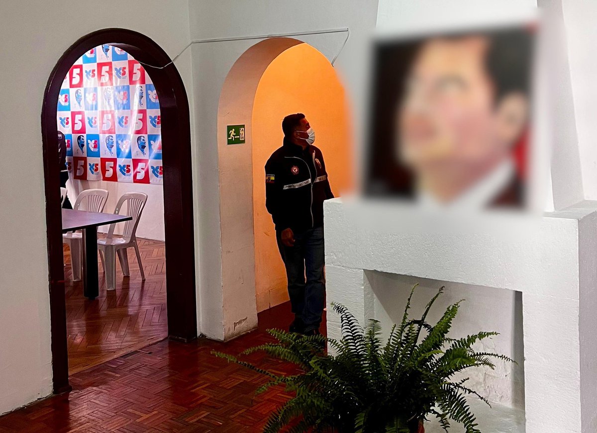 #AHORA | #CasoCajaChica: en el marco de la investigación por presunta #DelincuenciaOrganizada con fines de #LavadoDeActivos, #FiscalíaEc y <a href="/PoliciaEcuador/">Policía Ecuador</a> ejecutan un allanamiento en #Quito, con el fin de recabar indicios (en desarrollo).