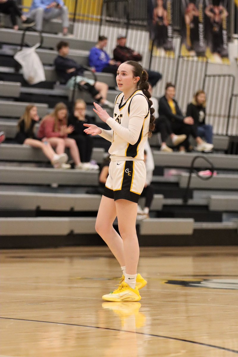 SheriFrench0713's tweet image. One more time on your home floor, one more time shooting with dad 2 hours before the game. Have the best day, we are so proud of you, #13🏀@T_Rav1313 @taryn_french_13
