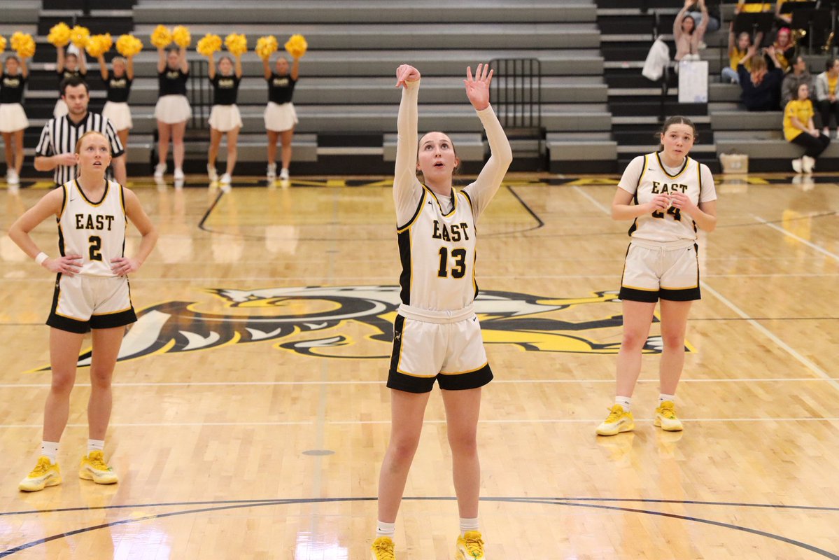 SheriFrench0713's tweet image. One more time on your home floor, one more time shooting with dad 2 hours before the game. Have the best day, we are so proud of you, #13🏀@T_Rav1313 @taryn_french_13