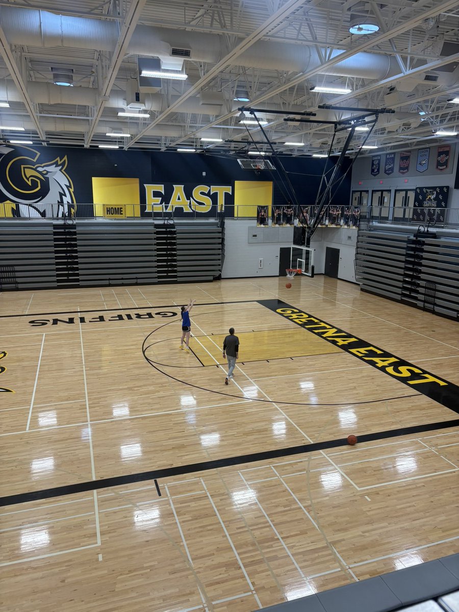 SheriFrench0713's tweet image. One more time on your home floor, one more time shooting with dad 2 hours before the game. Have the best day, we are so proud of you, #13🏀@T_Rav1313 @taryn_french_13