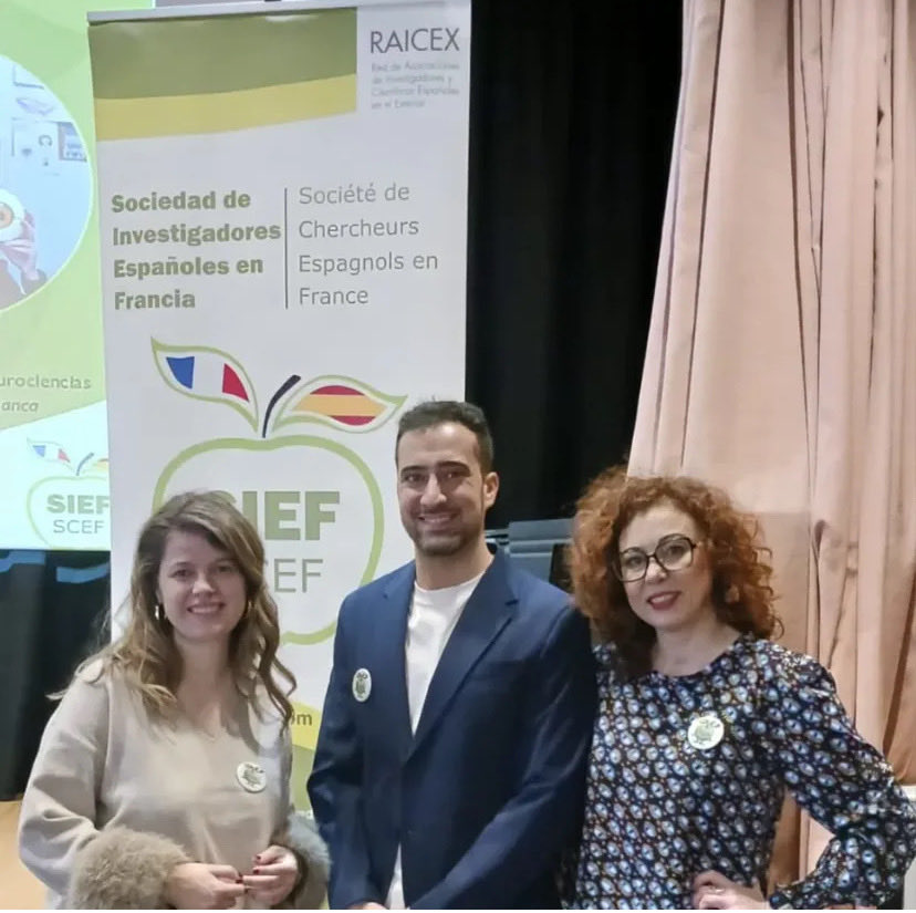 CarlitosRoca7's tweet photo. Ha pasado ya una semana, pero aún con resaca emocional de la gran Asamblea @SIEF_SCEF vivida el pasado sábado en el @CdE_Paris. Cartel de lujo con @Nosolodeyod y @ConchiLillo que no defraudaron y nos maravillaron con sus ponencias (por cierto Feliz Día 💚🤍💚 a ambas). https://t.co/j4WH8yIoRO