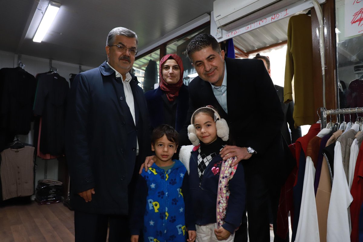 avekremcadir's tweet photo. Adıyaman’ımızın birlik, beraberlik ve dayanışma ruhunu bu mübarek ayda bir kez daha en güçlü şekilde hissediyoruz
Milletvekilimiz İshak Şan, Merkez İlçe Başkanımız Mehmet Fatih Olgun , Kadın Kolları Başkanımız Saliha Diler , Gençlik Kolları Başkanımız Hasan Ünsal ve teşkilatımızla birlikte esnaflarımızı ziyaret ediyoruz.

Vatandaşlarımızın ve esnaflarımızın gösterdiği ilgi, samimiyet ve gönülden yaklaşım bizler için paha biçilemez. 
Rabbim nice güzellikleri birlikte paylaşmayı nasip etsin.

@Akparti @RTErdogan @abuyukgumus @hakanaksu058 @farukaytek @dr_ishaksan