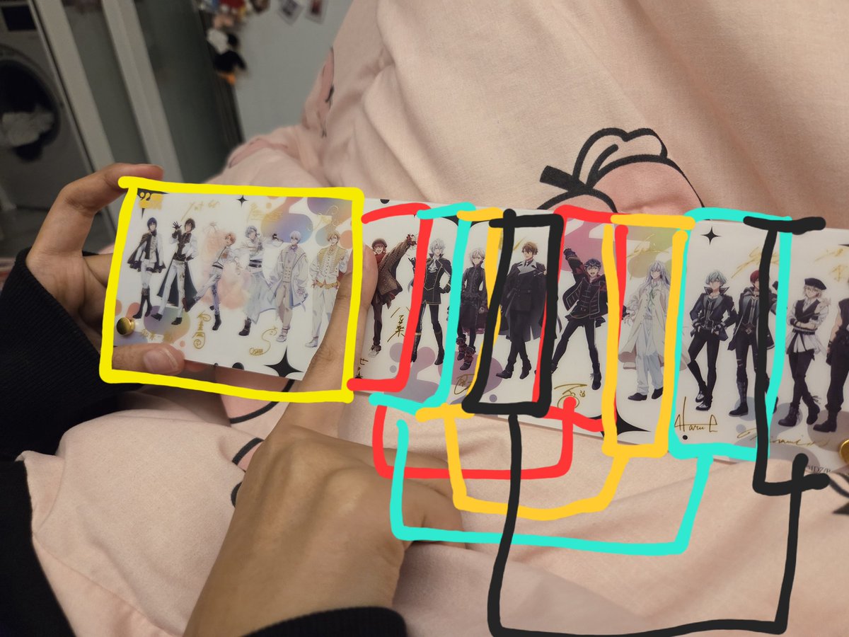 아이나나 1도모르는친구한테 이 일러 보여주고
- 그룹은 총 4개
- 서있는 순서는 이름에 들어있는 숫자 순서
만 알려주고 누구끼리 같은그룹인지 맞춰보라고 던져줬더니
개정신나간조합나와서 배 부여잡고 굴러다님
리쿠랑 모모 포즈 대칭이라고 둘이 붙여놓음 ㅇㄴㄹㅁㅇㄹㄴㄴ개웃겨