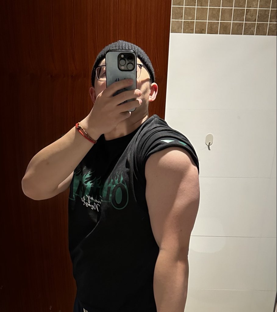 deadlift87's tweet photo. 今年又要大了#加伍磅 https://t.co/KgJA1xCblV