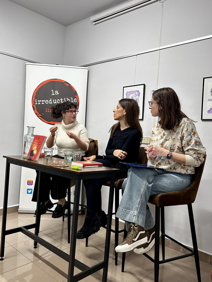 lairreductible1's tweet photo. Lo d’ahir amb la @RoserCabre ho recordarem molt de temps. Quin desplegament de passió literària, i quin llibràs. Si encara no ho heu fet, llegiu «Que morin els fills dels altres». 
Mai s’arriba tard a un llibre no llegit. https://t.co/hFhf3AnxK3