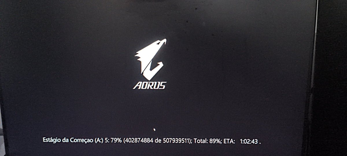 Bem que poderia dar pra usar o computador enquanto o computador arruma o computador né? 🖥️