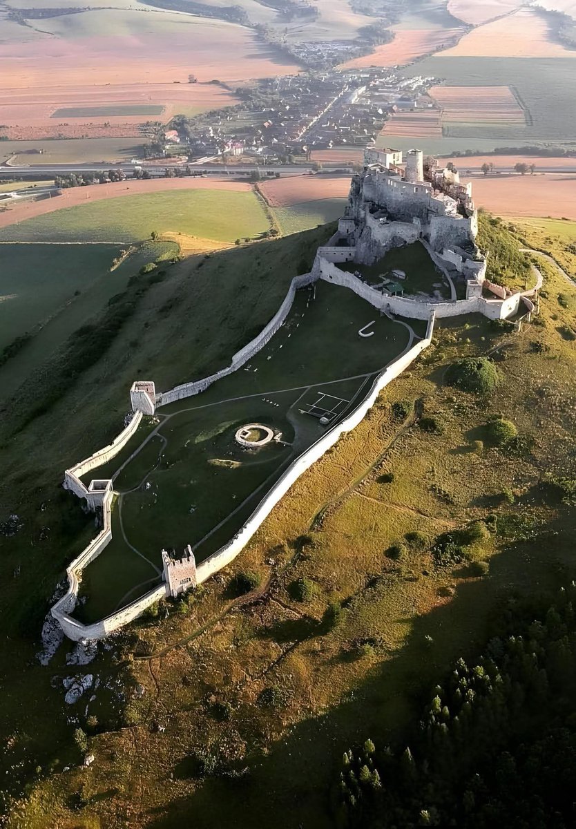 angelicaio81153's tweet image. Spis ( Spissky ) Castle Medieval Fortress Slovakia Built 12th Century 
It is one of the largest medieval castle in Europe 
#art #aerial #photography #architecture  #CulturalHeritage