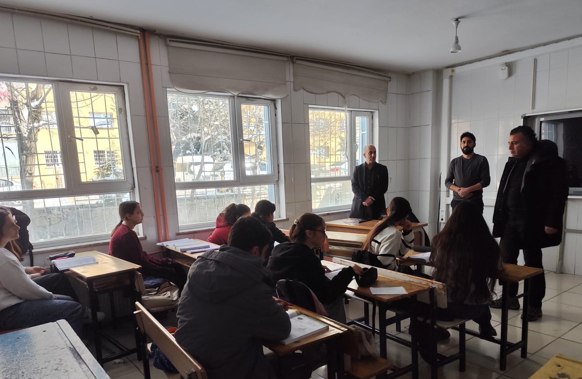 Namık Kemal Ortaokulu’nda DYK Denetimi

Van İl Milli Eğitim Müdürlüğü Müdür Yardımcısı Sayın Burhan KIRICI, Namık Kemal Ortaokulu’nda yürütülen Destekleme ve Yetiştirme Kurslarını (DYK) denetledi. Denetim sırasında kursların işleyişi, öğretmen ve öğrencilerin performansı