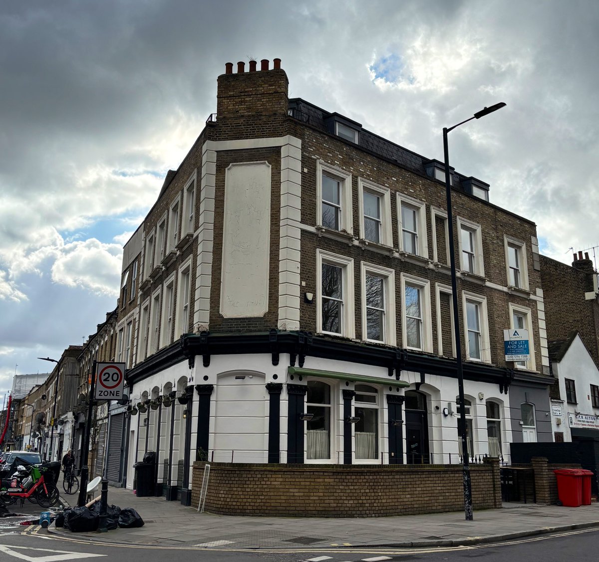 LondonPubMap's tweet image. Moyletts, London’s newest Irish pub. Top Guinness, friendly Guv’nor, great to see an old pub reborn. #clapton #guinness