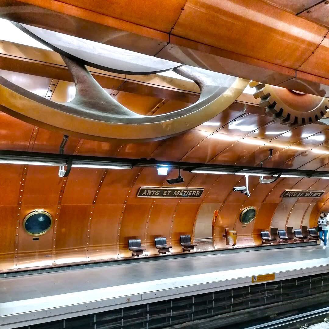 Paris a une station de métro qui ressemble à un sous-marin Jules Verne.
Arts et Métiers a été redessiné en 1994 en une capsule « steampunk » rivetée de cuivre - complète de hublots qui font allusion aux engrenages et aux inventions, hochant la tête au Musée des Arts et Métiers