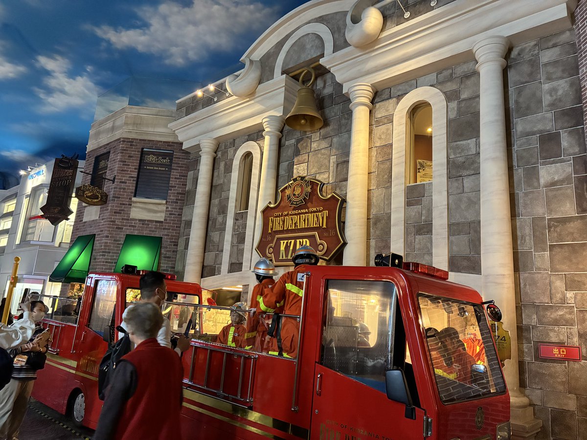 Heute waren wir in Kidzania Tokyo und sind Schock-verliebt. 
Eine komplette(!) Stadt wird von Kindern geführt. 90 Jobs können ausprobiert werden. Mit echten Firmen koordiniert. Geld verdienen, im Laden ausgeben, Bankkonto anlegen und über mehrere Besuche ansparen. ATMs. ⬇️