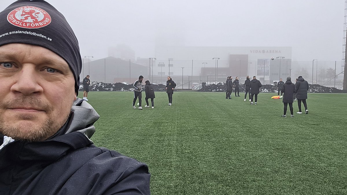 henkeihovet's tweet photo. Uefa B i Växjö. Regn, dis och 6 plusgrader.
#twittboll #smff https://t.co/chnER69nKq