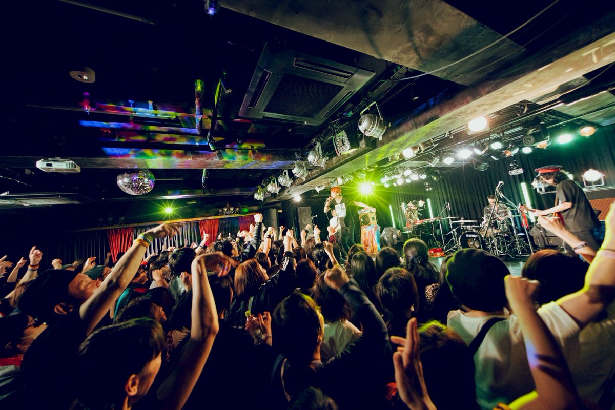 ItsTHEBOHEMIANS's tweet photo. 心斎橋JANUSにご来場のみなさまありがとうございました！！

10年ぶりのJANUSでしたが、最高でした。

楠部真也サポートドラムは今ツアーラスト、まことにありがとうございました（ツアー後も決まってるライブあります）

次は3/14札幌！！

写真：浜村晴奈 https://t.co/7UUOWyQ18C