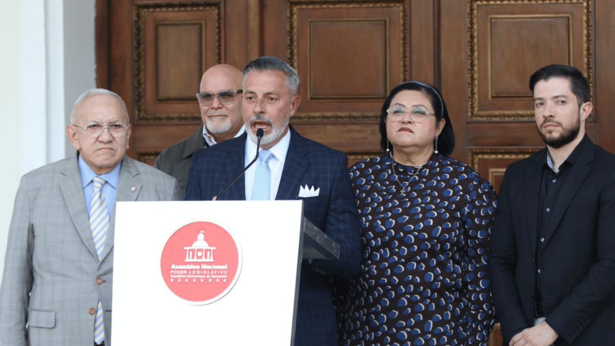DayannyVasquez's tweet photo. ¡Atención, Venezuela! 
El diputado Giuseppe Alessandrello anunció el cronograma para elegir al nuevo Fiscal General y Defensor del Pueblo. 🗓️
https://t.co/OvU8FwlIHE https://t.co/JPV82fdlhB