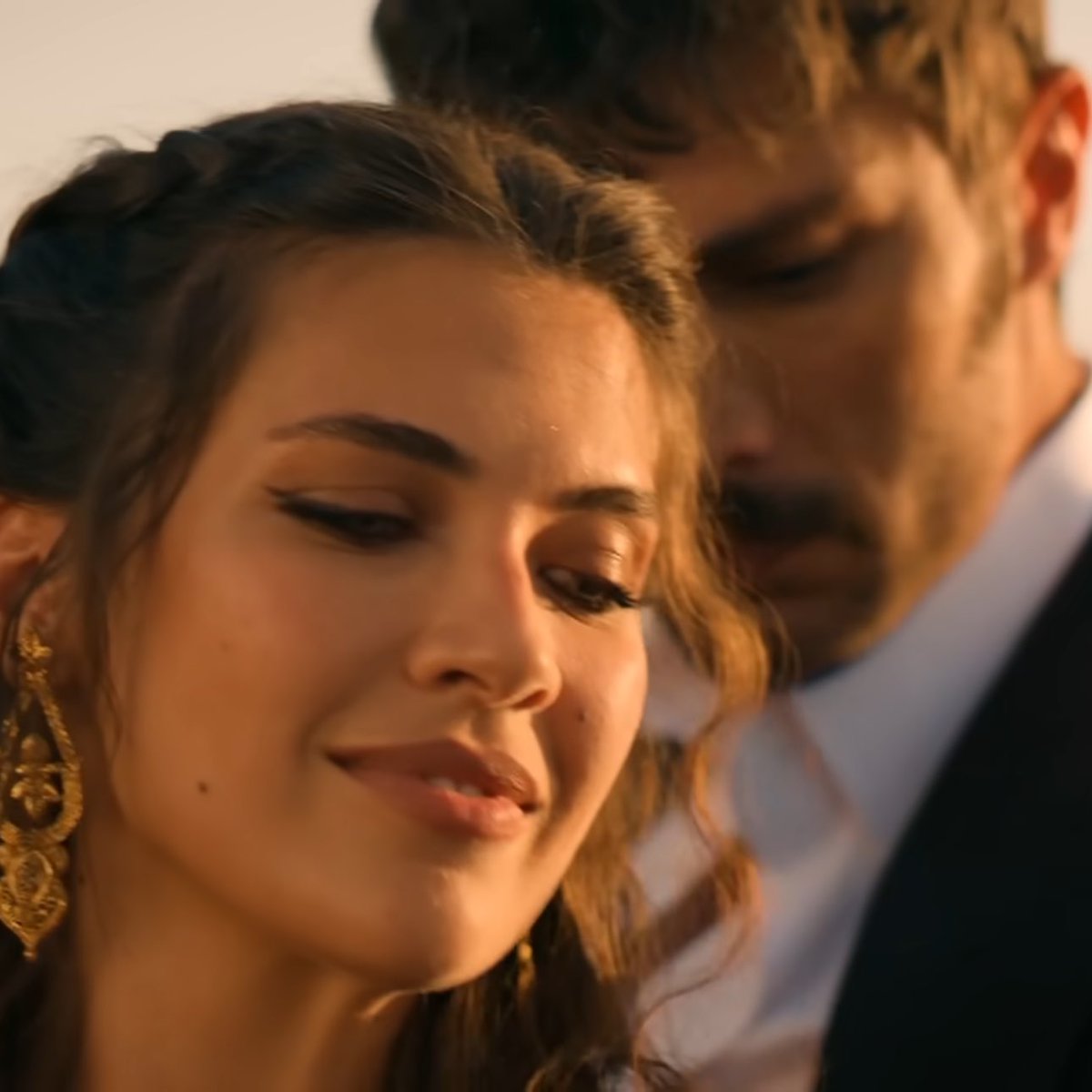 Hatçik ve Yusufi’nin düğünde bu sahneye paralel olarak karşılıklı oynayan Yıldırım ve Yıldız talep ediyorum ✨🙊

söyledim gitti.

#halef #yılser