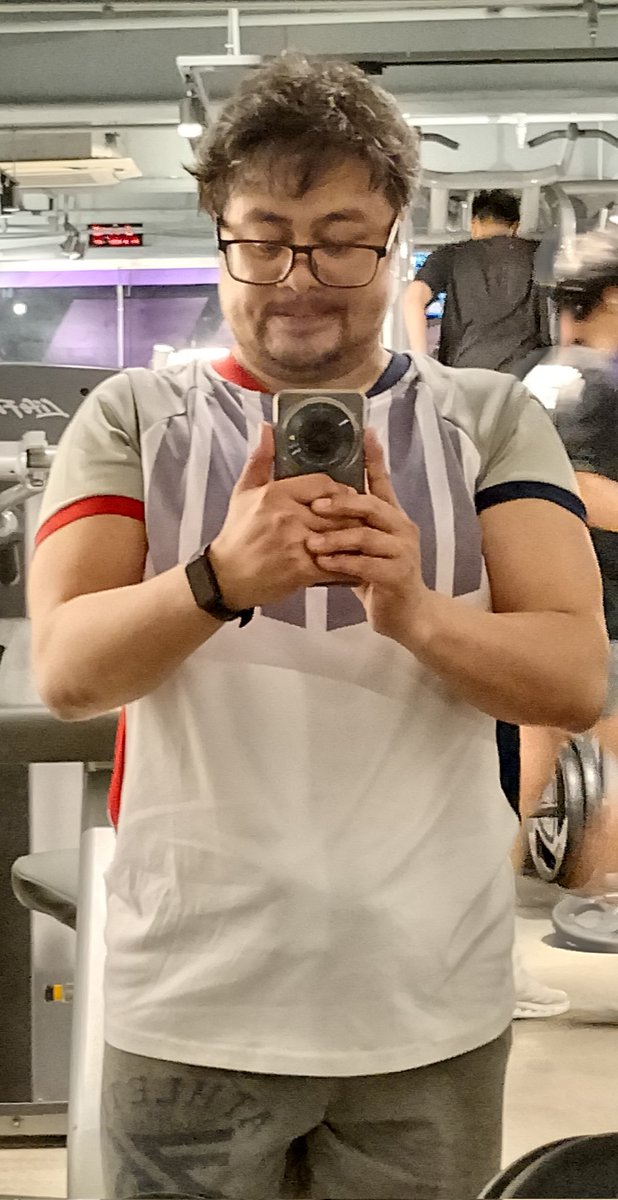 DomsTito's tweet photo. Those annoying fat neck flabs are just killing my enthusiasm to trim down. I'm down from 87 kg to 81 kg in 3 months but those "chubs" are just not easily going away https://t.co/SxGs3eGM1Y