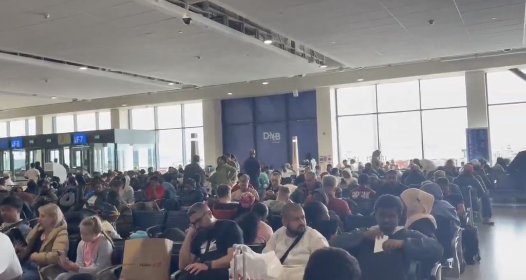 LeLouverture's tweet photo. 🚨🇦🇪✈️ Alerte : Tensions au Moyen-Orient — L’aéroport international de Dubaï cesse totalement ses activités. Tous les vols sont suspendus pour une durée indéterminée. #Dubaï #Alerte #Sécurité https://t.co/ZgFL0JAEgL