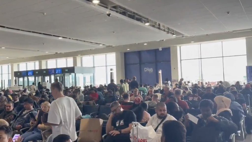 LeLouverture's tweet photo. 🚨🇦🇪✈️ Alerte : Tensions au Moyen-Orient — L’aéroport international de Dubaï cesse totalement ses activités. Tous les vols sont suspendus pour une durée indéterminée. #Dubaï #Alerte #Sécurité https://t.co/ZgFL0JAEgL