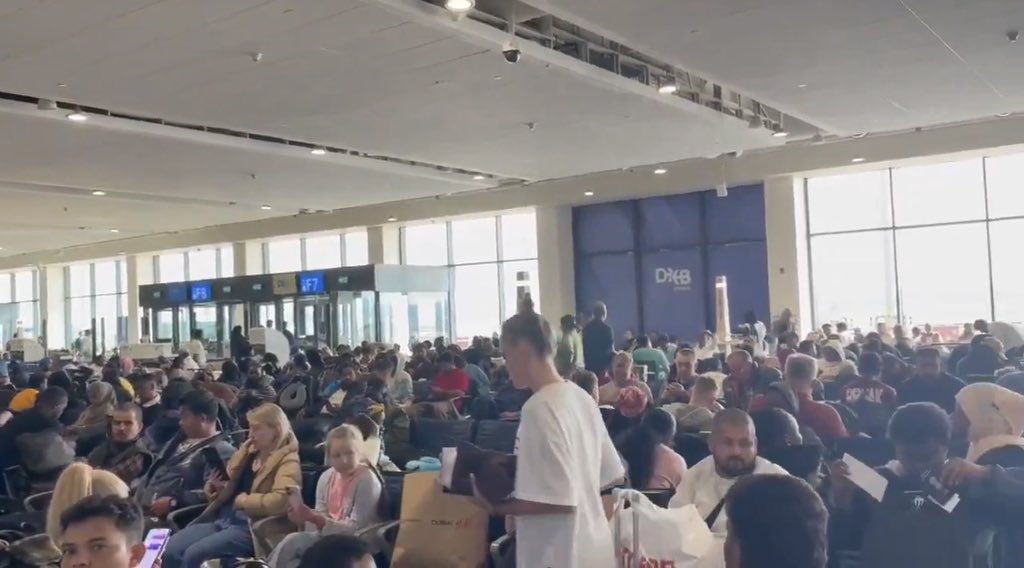 LeLouverture's tweet photo. 🚨🇦🇪✈️ Alerte : Tensions au Moyen-Orient — L’aéroport international de Dubaï cesse totalement ses activités. Tous les vols sont suspendus pour une durée indéterminée. #Dubaï #Alerte #Sécurité https://t.co/ZgFL0JAEgL
