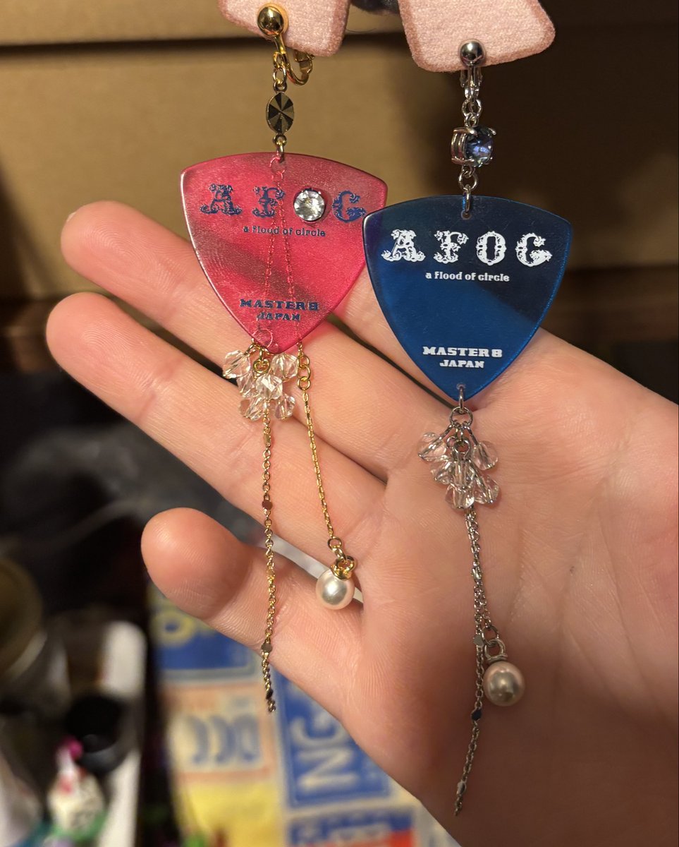 明日どっちつけてこかな🎶