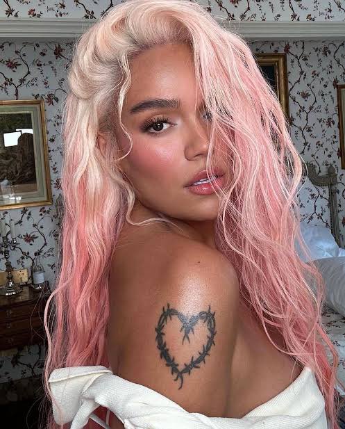 Día 10 de #30DiasConKarolG 💖! 

Hoy toca recordar la era color rosa 💗 #Bichota
 ¡Sube esa foto icónica! 💃 ¿Cuál es tu momento fav de la era rosa? 🤔 #LaBichota #KarolG"