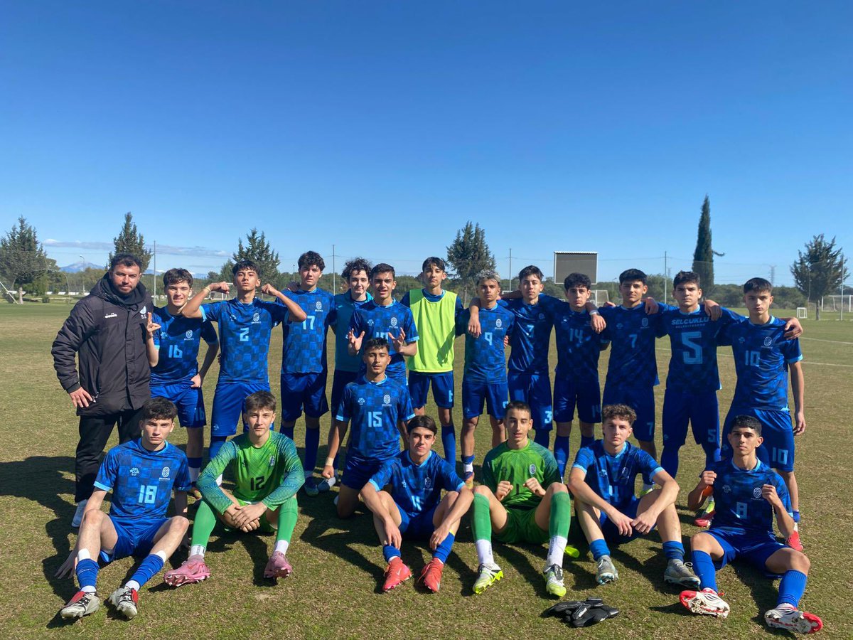 Selcuklubelspor's tweet photo. ⚽ TFF Gelişim Ligi’nde
1 Galibiyet, 1 Beraberlik!

TFF Gelişim Ligi’nde mücadele eden Selçuklu Belediyespor U16 ve U17 Futbol Takımlarımız, deplasmanda Süper Lig temsilcisi Antalyaspor altyapı takımlarının konuğu oldu. Takımlarımız haftayı 1 galibiyet ve 1 beraberlikle tamamladı.

🔹 U-16 Takımımız
Zorlu ve mücadele gücü yüksek karşılaşmada sahadan 2-2 beraberlikle ayrıldı.

🔹 U-17 Takımımız
Sahaya yansıttığı etkili ve üstün oyunla rakibini 4-1 mağlup ederek haftayı galibiyetle noktaladı. 💪

Altyapı sporcularımızı ve teknik ekibimizi gösterdikleri mücadele ve başarılı performanslarından dolayı tebrik ediyor, başarılarının devamını diliyoruz. 👏