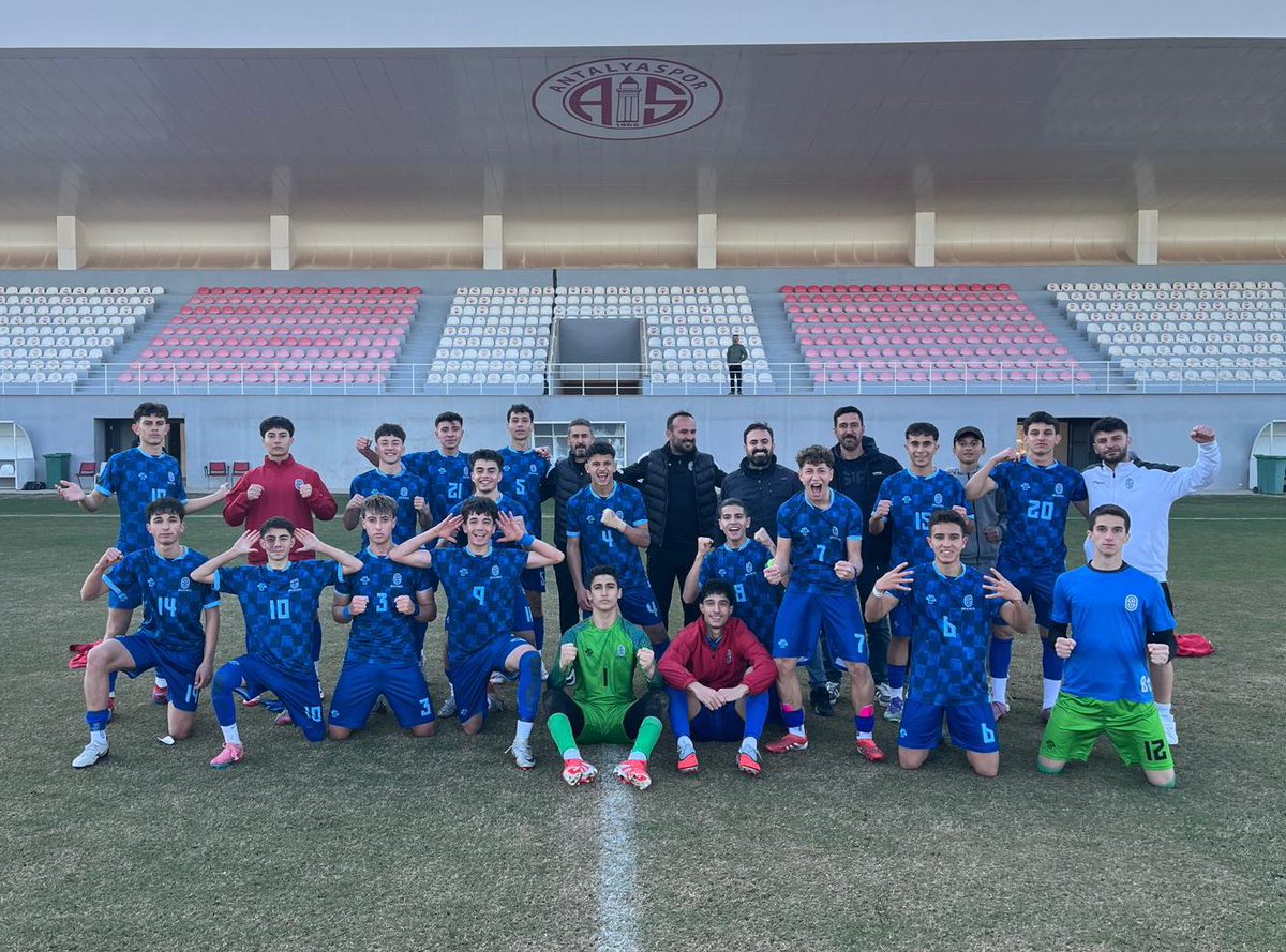 Selcuklubelspor's tweet photo. ⚽ TFF Gelişim Ligi’nde
1 Galibiyet, 1 Beraberlik!

TFF Gelişim Ligi’nde mücadele eden Selçuklu Belediyespor U16 ve U17 Futbol Takımlarımız, deplasmanda Süper Lig temsilcisi Antalyaspor altyapı takımlarının konuğu oldu. Takımlarımız haftayı 1 galibiyet ve 1 beraberlikle tamamladı.

🔹 U-16 Takımımız
Zorlu ve mücadele gücü yüksek karşılaşmada sahadan 2-2 beraberlikle ayrıldı.

🔹 U-17 Takımımız
Sahaya yansıttığı etkili ve üstün oyunla rakibini 4-1 mağlup ederek haftayı galibiyetle noktaladı. 💪

Altyapı sporcularımızı ve teknik ekibimizi gösterdikleri mücadele ve başarılı performanslarından dolayı tebrik ediyor, başarılarının devamını diliyoruz. 👏