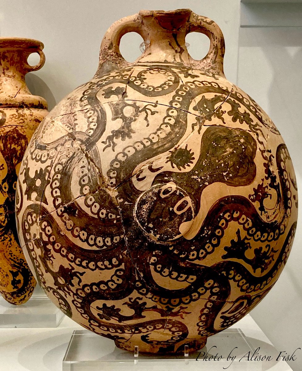 Marvellous 3,500 year-old Minoan clay flask decorated with a wide-eyed octopus 🐙❤️

Excavated in 1903 from a Bronze Age settlement site at Palaikastro, Crete.

Heraklion Archaeological Museum 📷 by me

#Archaeology