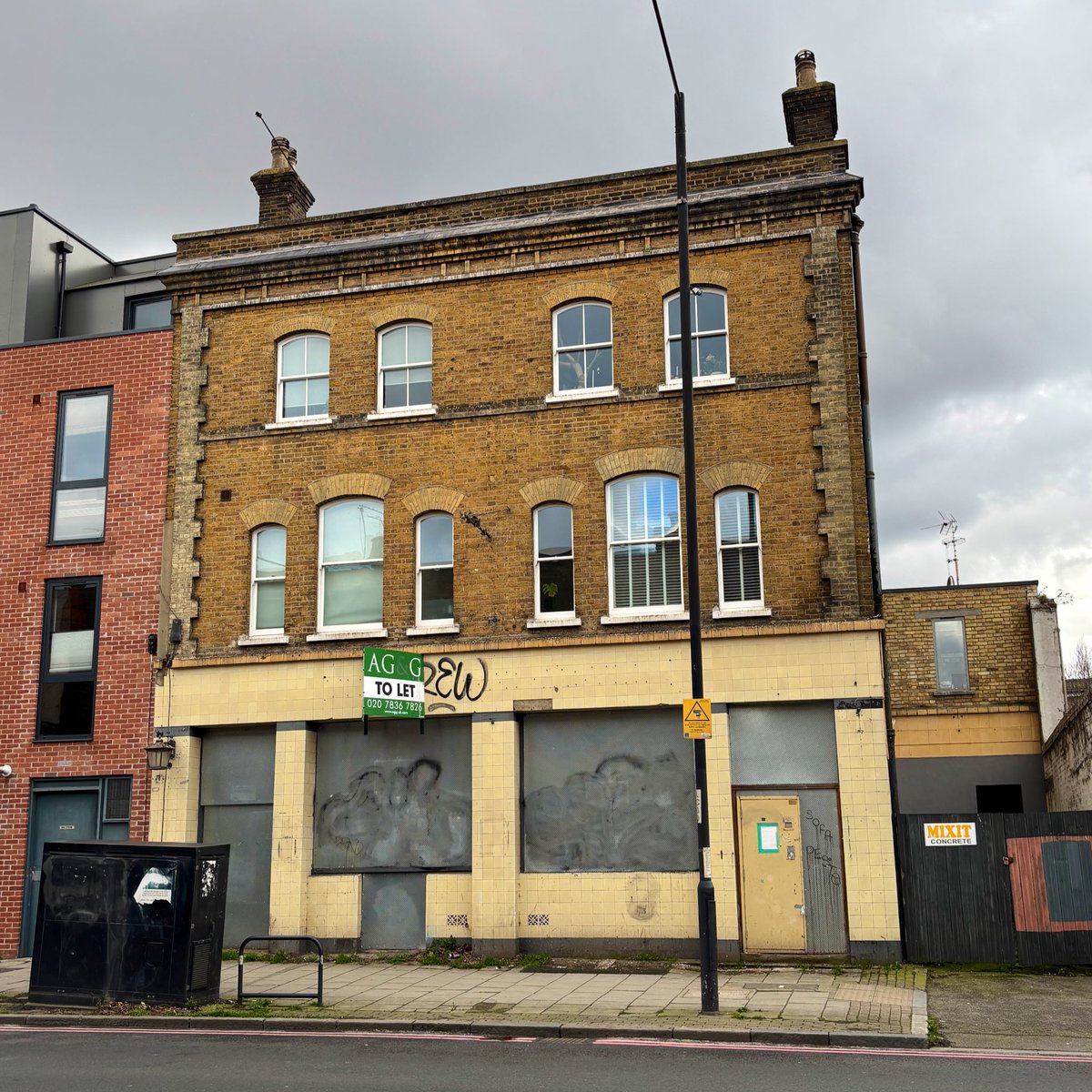 LondonPubMap's tweet photo. The Windsor Castle closed 2019. #clapton #deadpub https://t.co/mN9JpAANUH