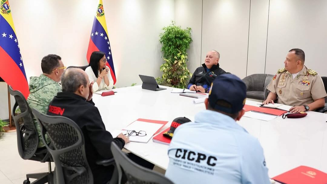 DayannyVasquez's tweet photo. 6 mil Cuadrantes de Paz! Mientras la oposición solo sabe sembrar odio y violencia, nuestro Gobierno Bolivariano sigue blindando la seguridad del pueblo. Delcy Rodríguez y Diosdado Cabello afinan motores para expandir este sistema 
https://t.co/lUrDcTWjZq https://t.co/UKjxvXNuEz