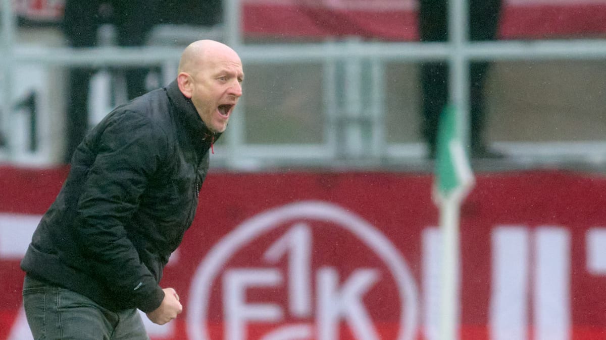 welt's tweet photo. Sechs Tage nach seiner Gesellschafts-Kritik wütet sich der Zweiliga-Trainer zu Rot https://t.co/K4bTmIrpms https://t.co/Y0uINecrAg