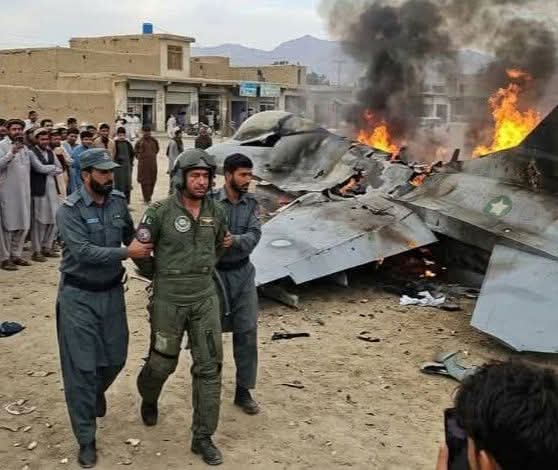 یہ کون ہے جی دوسرا فوٹو..........??