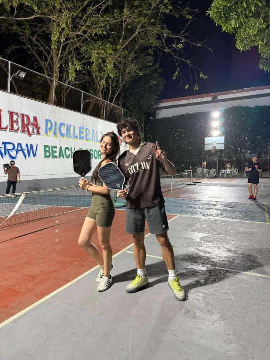 KiShesOfficial's tweet photo. KiSh serving aces and stealing hearts on the pickleball court. We love seeing Josh and Kira enjoying their downtime and having fun. Thank you, Puerto Galera Pickleball Team, for taking care of our faves! ♥️

📸 CTTO

#KiSh #KiraBalinger #JoshFord https://t.co/KkS2uF0meq