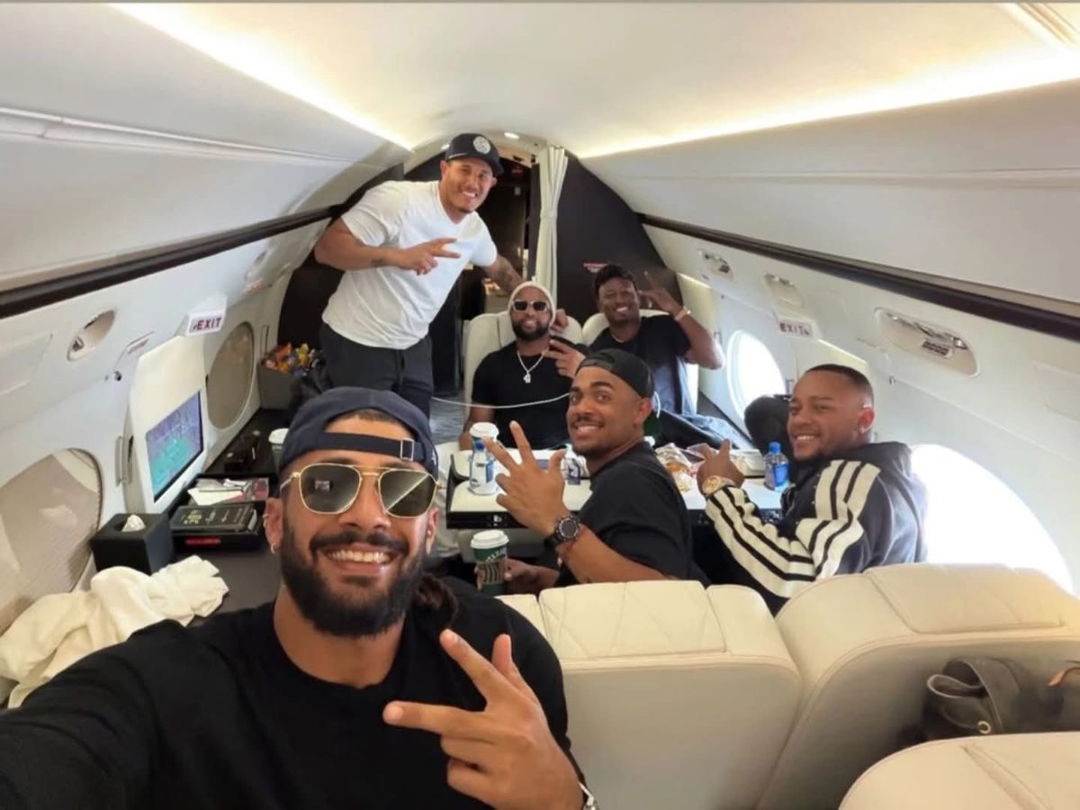 En ese grupo se vive una hermandad, estan unidos esos muchachos y eso hará la diferencia, en este equipo no hay ego, los demás paises la tendrán dificil con ellos, tienen hambre de ganar y se sienten orgullosos de representar a Republica Dominicana.

Se ven alegres.